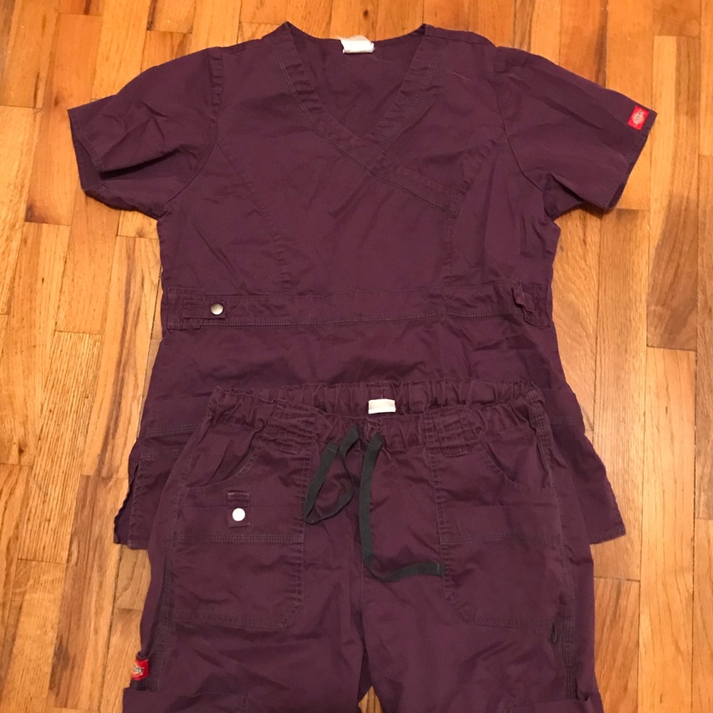 Women’s Scrub Set Purple Medium w/ lots of pockets